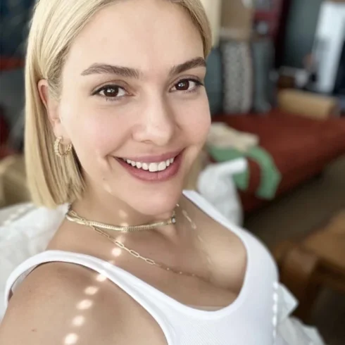 Vatanım Sensin, Азизе